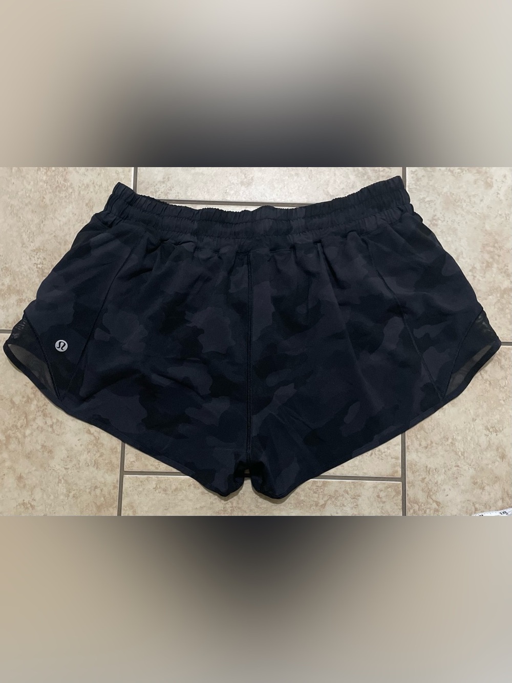 Lululemon Hotty Hot Short II *2.5" - Picture 4 of 9